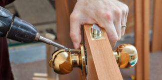 Montaż drzwi Łódź w świeżo wykończonym wnętrzu