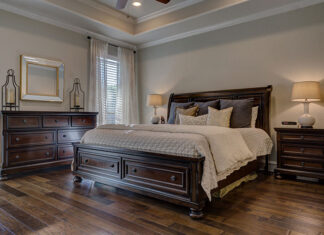 dwuosobowe łóżko z materacem