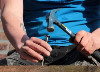 Jak wkręcić śrubę w metal? Jak wkręcić śrubę w metal?