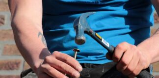 Jak wkręcić śrubę w blachę?