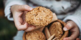 Czy można jeść surowe płatki owsiane z jogurtem?