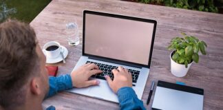 Jak się pisze astronauta?