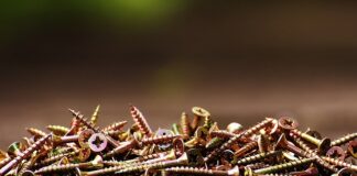 Czy wiercić otwory pod wkręty ciesielskie?